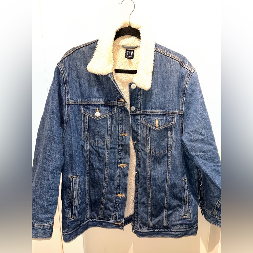 Gap denim jacket with sherpa lining - women’s medium
